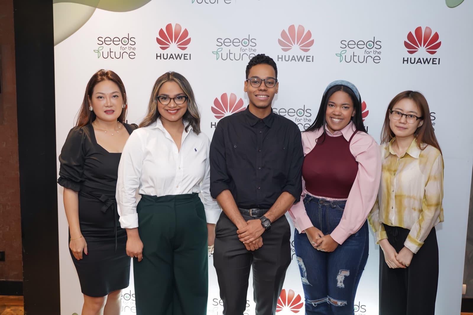 Equipo de Huawei en República Dominicana junto a los dos jóvenes estudiantes de la Universidad INTEC que participaron en el programa "Semillas para el Futuro" en 2022.